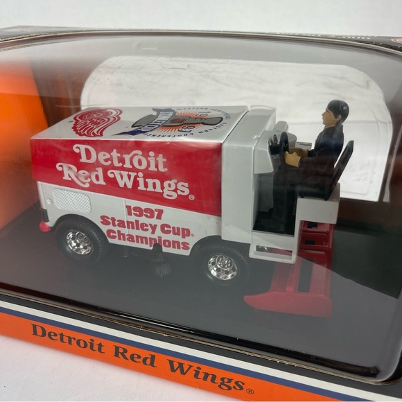 Detroit Red Wings Zamboni Model New Never Been Open - Picture 9 of 9